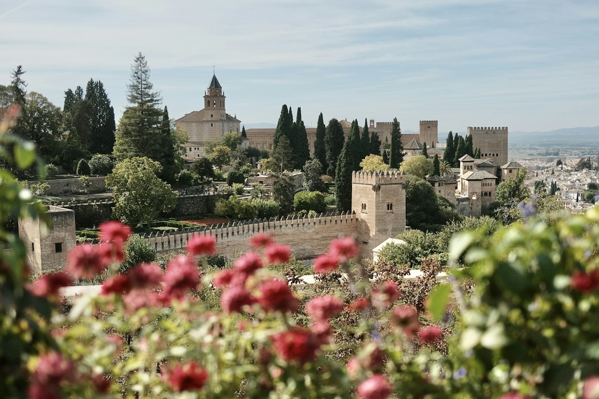 Granada'daki Elhamra Sarayı'nın surları ve bahçeleri