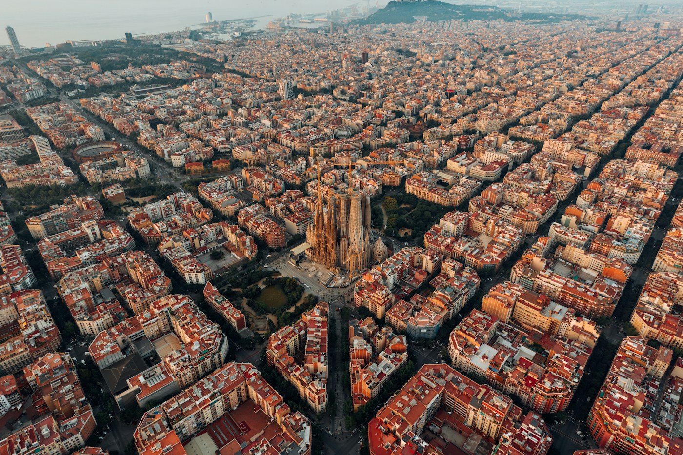 Barcelona'nın yukarıdan görünümü ve Sagrada Família