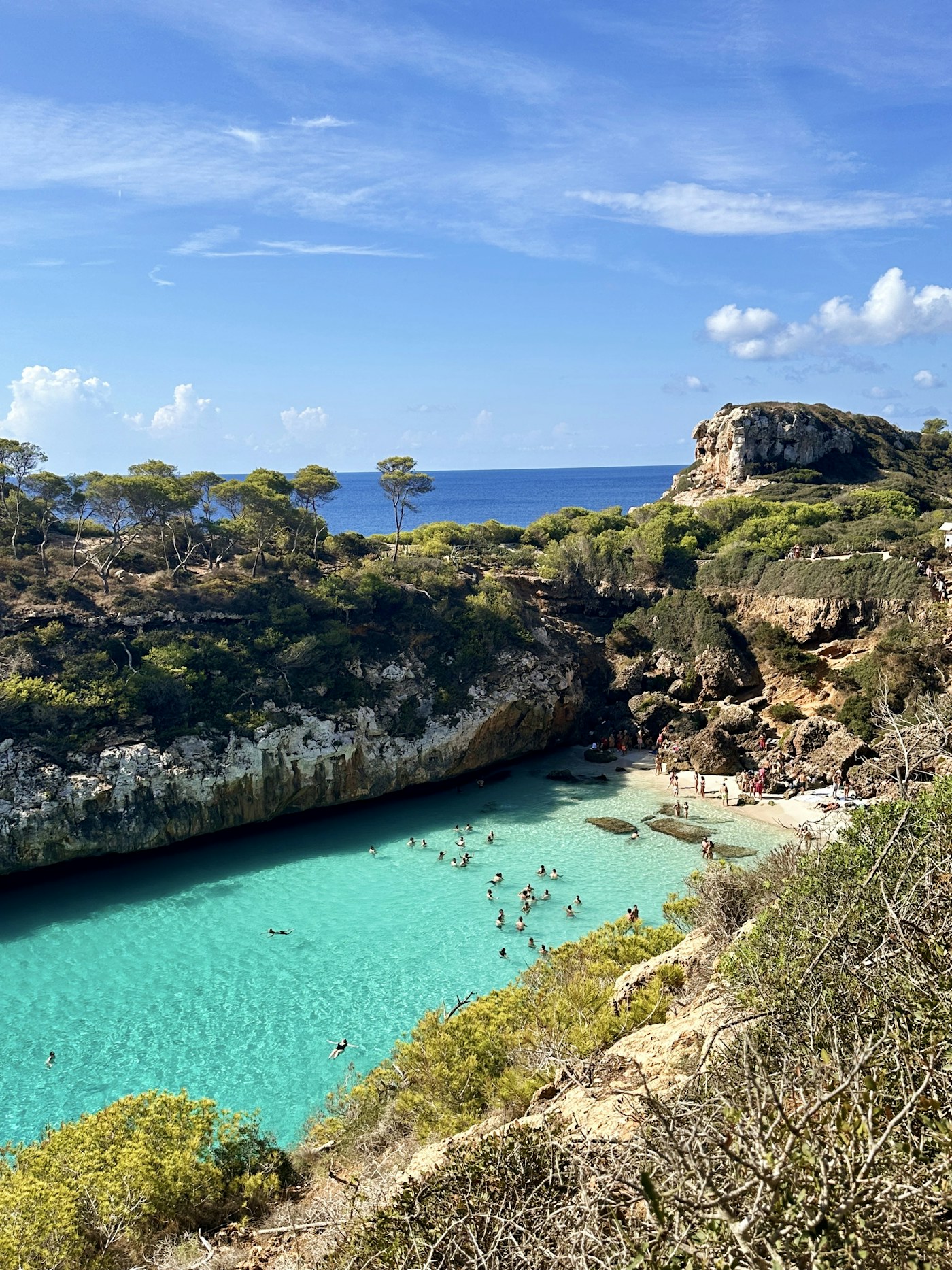 Mallorca'da kayalıkların arasındaki turkuaz renkli Akdeniz koyu