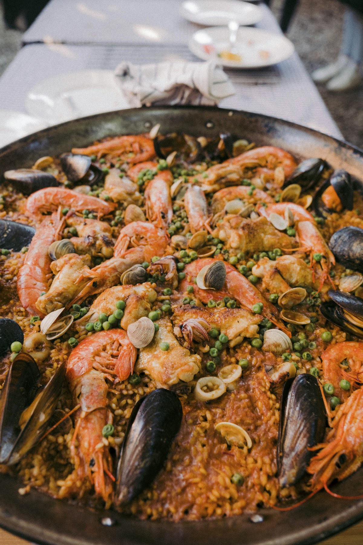 Karides, midye ve pirinçle hazırlanmış bir paella tavası