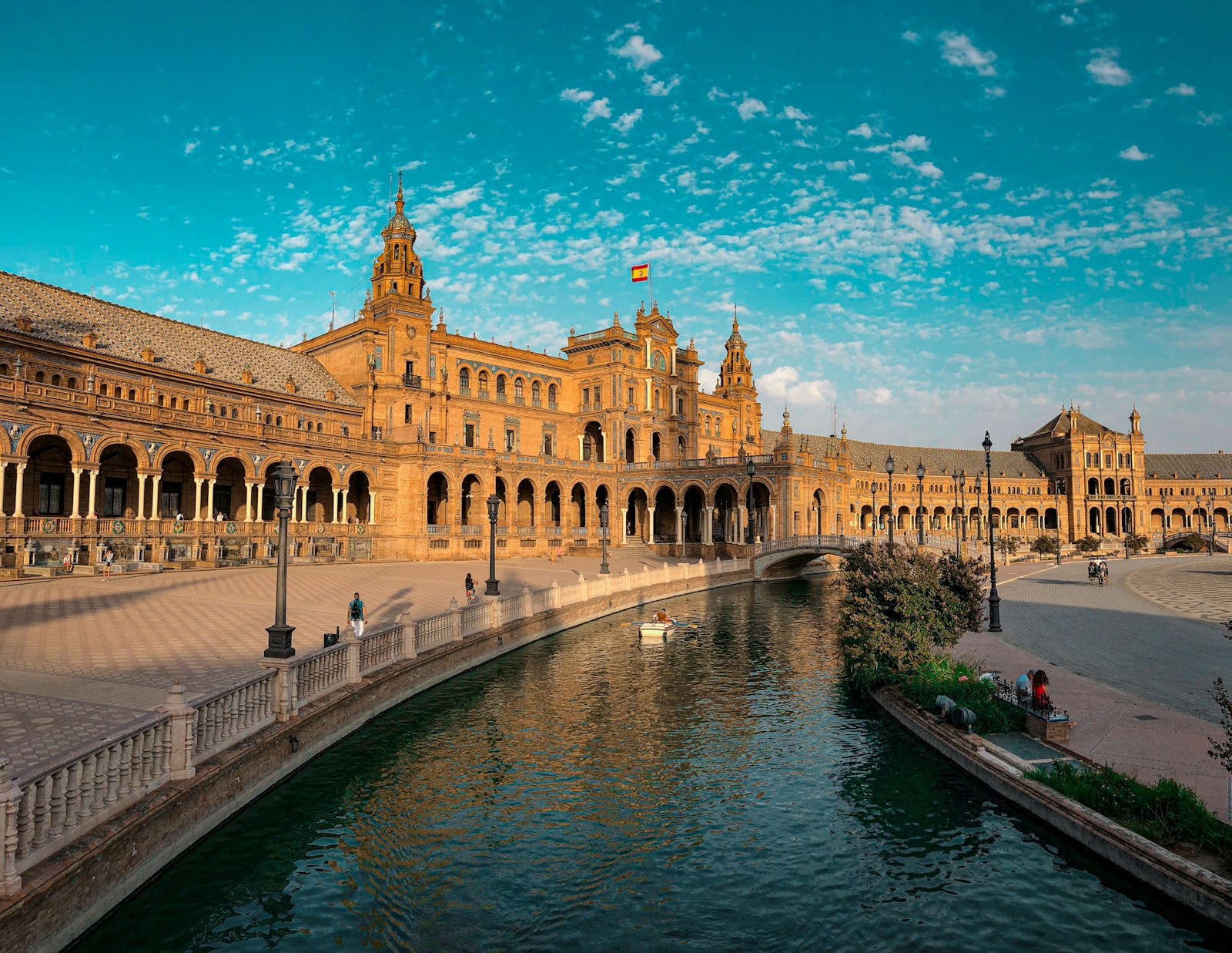 Sevilla'daki Plaza de España'nın geniş meydanı ve tarihi kemerleri